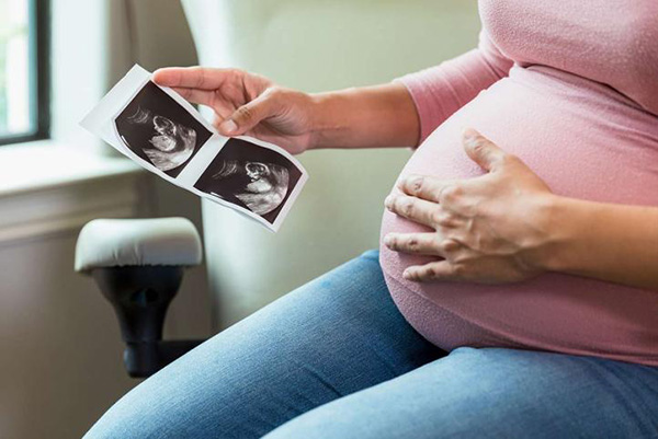 Pregnant woman seeing picture of baby